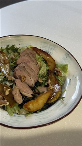 Тёплый салат с уткой и карамелизованной грушей